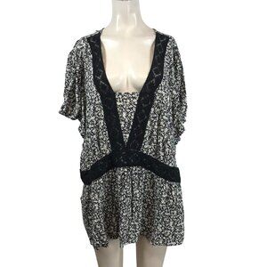 LANE BRYANT - WOMEN'S 28 - BLACK & WHITE FLORAL SHORT SLEEVE 100% VISCOSE TOP